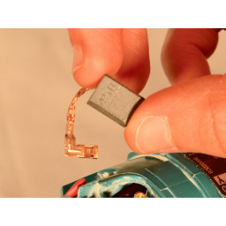 Замена угольной щетки Makita GA4030K
